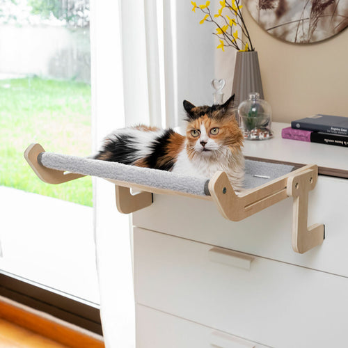 Katzen-Hängematte an einem Möbelstück befestigt