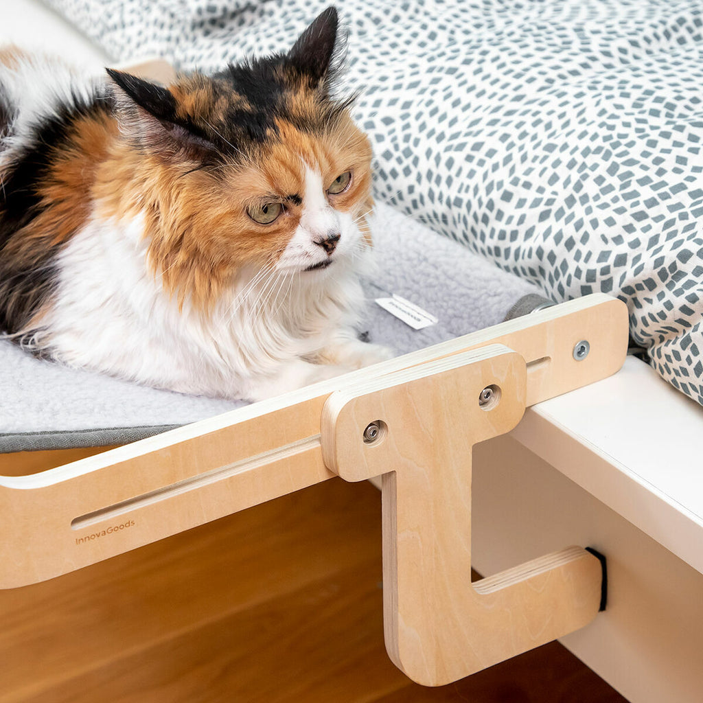Katzen-Hängematte am Bett als gemütlicher Liegeplatz