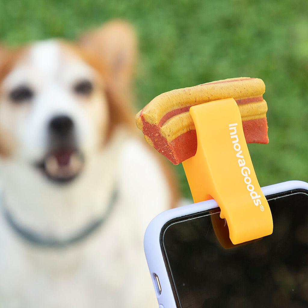Nahaufnahme eines Selfie Clips für Hunde mit Leckerli und Hund
